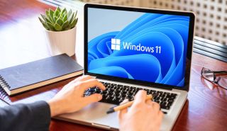 在 Apple MacBook 筆記本電腦上運行的 Microsoft Windows 11。