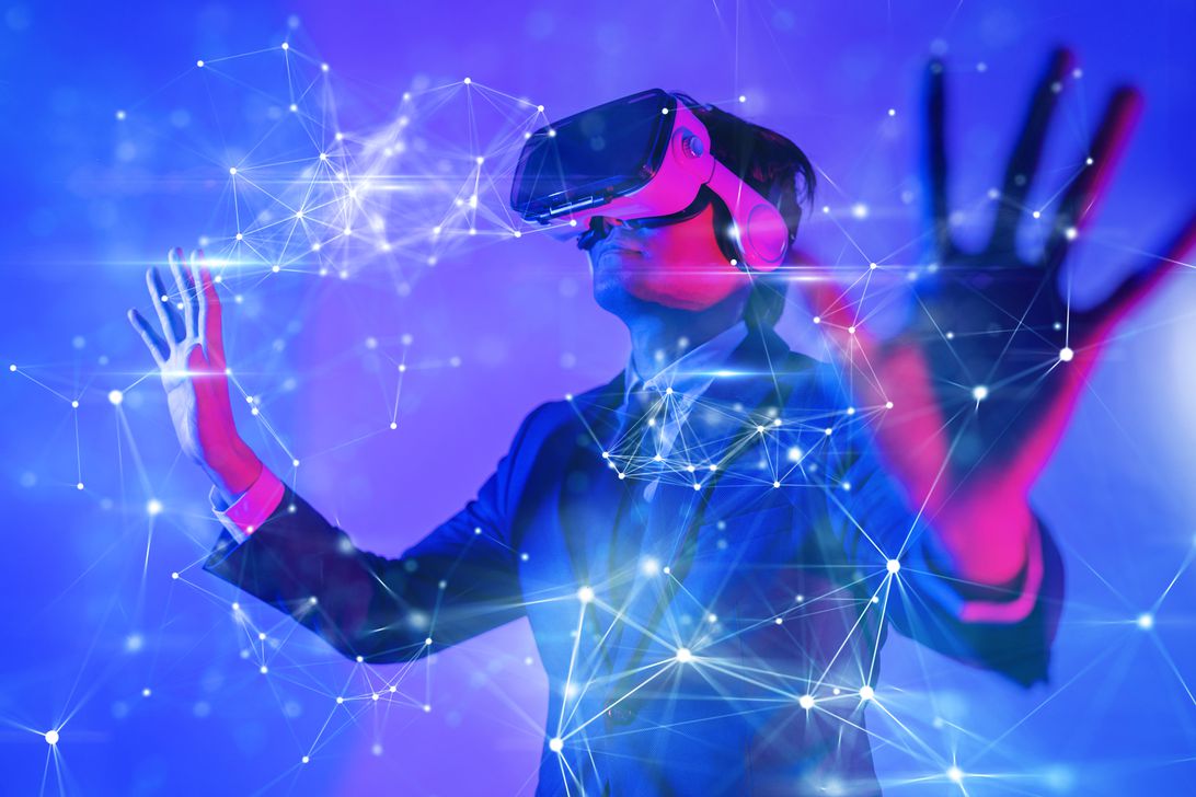 一個(gè)穿著西裝的男人戴著 VR 耳機(jī)。