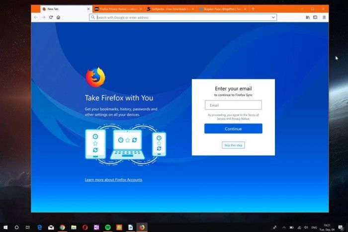 Mozilla今日面向所有支持的桌面平臺發(fā)布了Firefox 62正式版，雖然舊版本目前仍未開放升級通道，但心急的用戶可以前往服務(wù)器下載最新版本。新版Firefox強(qiáng)化了同步功能，允許用戶斷開服務(wù)移除收藏夾、訪問歷史、密碼、cookies和緩存等數(shù)據(jù)。   此外，在“漢堡”菜單中新增了追蹤保護(hù)的開關(guān)，在 開發(fā) 者工具中引入了三個面板的窗口查看器。對于普通用戶來說，最為重要的改進(jìn)是新標(biāo)簽的配置，自該版本開始新標(biāo)簽頁可以配置顯示熱門 網(wǎng)站 、高亮、Pocket數(shù)據(jù)，以及選擇多少行數(shù)據(jù)顯示等等。   新版本中最為實(shí)用的改進(jìn)是位于地址欄右側(cè)的“ Clear Site Data and Cookies”選項(xiàng)，能允許用戶為已經(jīng)加載的網(wǎng)站刪除數(shù)據(jù)。這意味著該頁面的數(shù)據(jù)能夠輕松刪除，而不需要清除整個瀏覽會話。