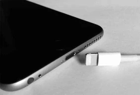 手機(jī)電量忽然掉很快？知道原因前你需要這樣做
